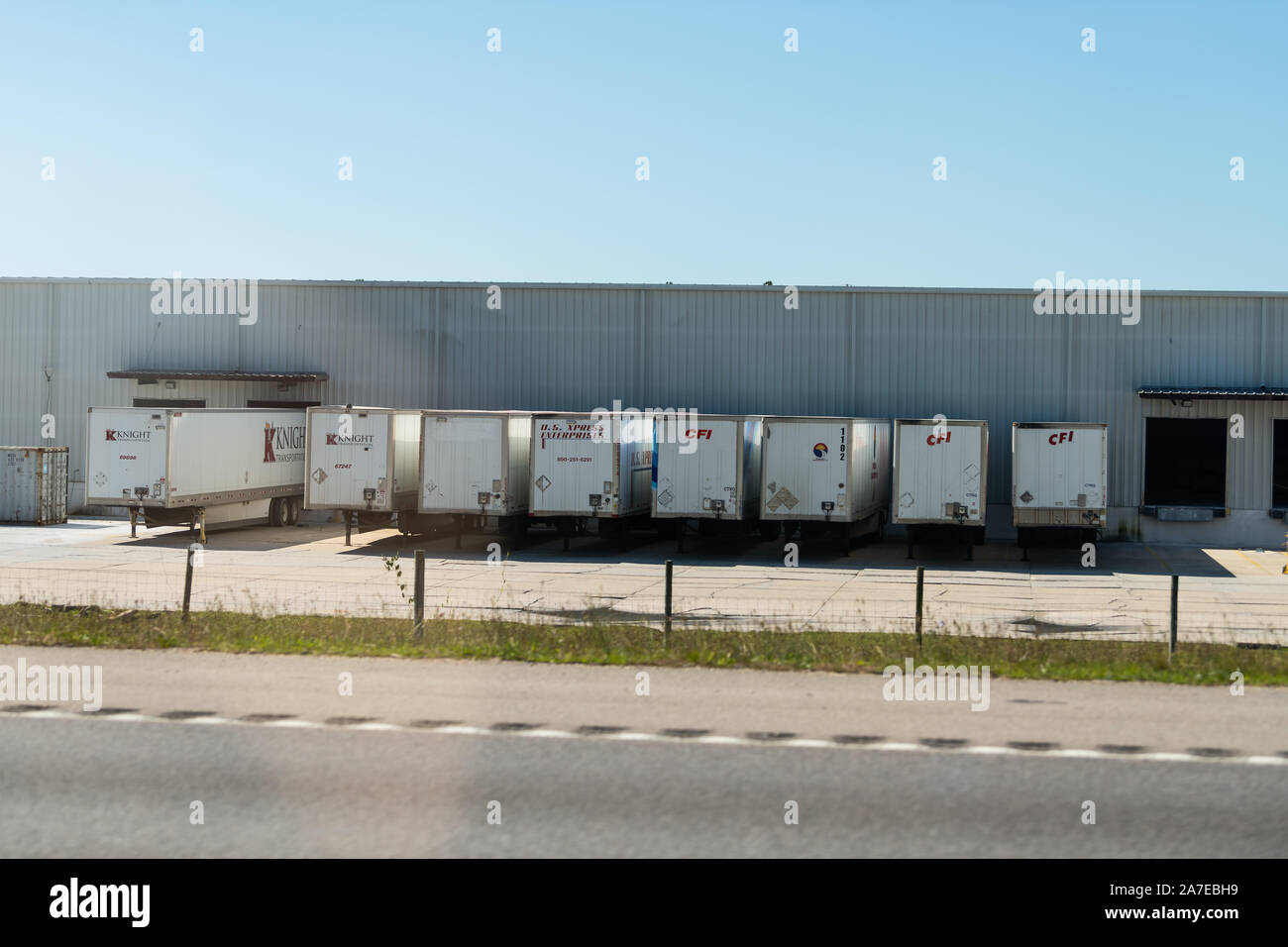 Gulfport, USA - 24. April 2018: Die industriellen Fabrik in Mississippi mit Lager John fayard rund Management Services und Ritter Shipping Container Stockfoto