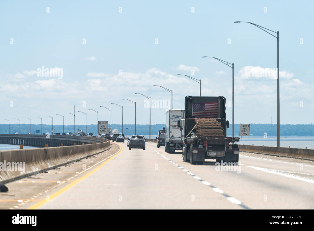 Mobile, USA - 24. April 2018: Alabama Stadt mit langen Autobahn Interstate 10 Bridge Road Traffic mit Lkw durch die Bucht und den Fluss Stockfoto