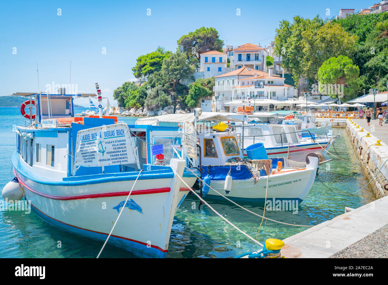 SKIATHOS GRIECHENLAND - 30. JULI 2019; malerische Fischer- und Charter Boote aufgereiht und entlang den alten Hafen Hafen vertäut. Stockfoto