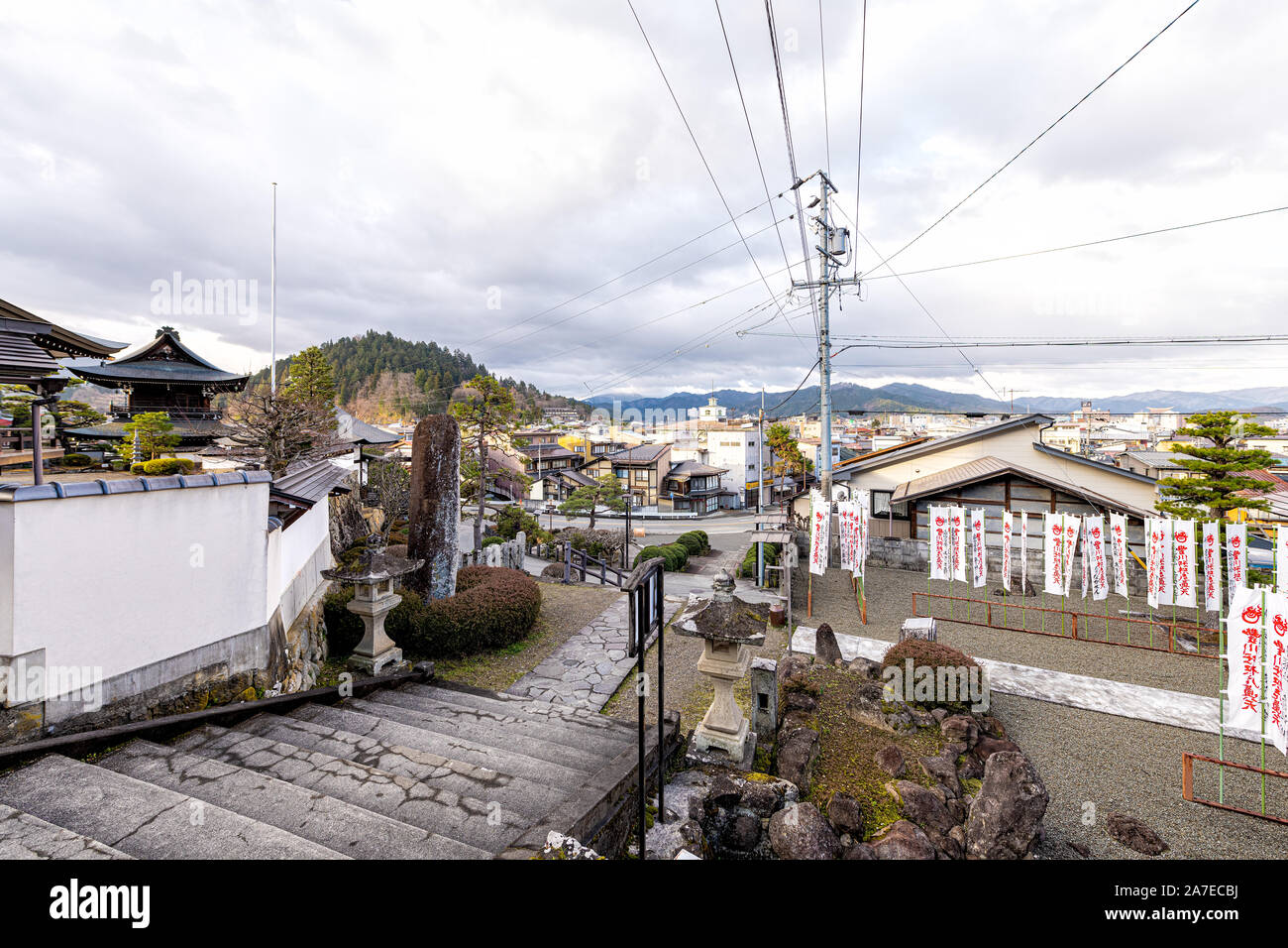 Takayama, Japan - 9. April 2019: Higashiyama walking Kurs in der historischen Stadt in der Präfektur Gifu während des Tages durch Eingang Unryuji Tempel Heiligtum Stockfoto