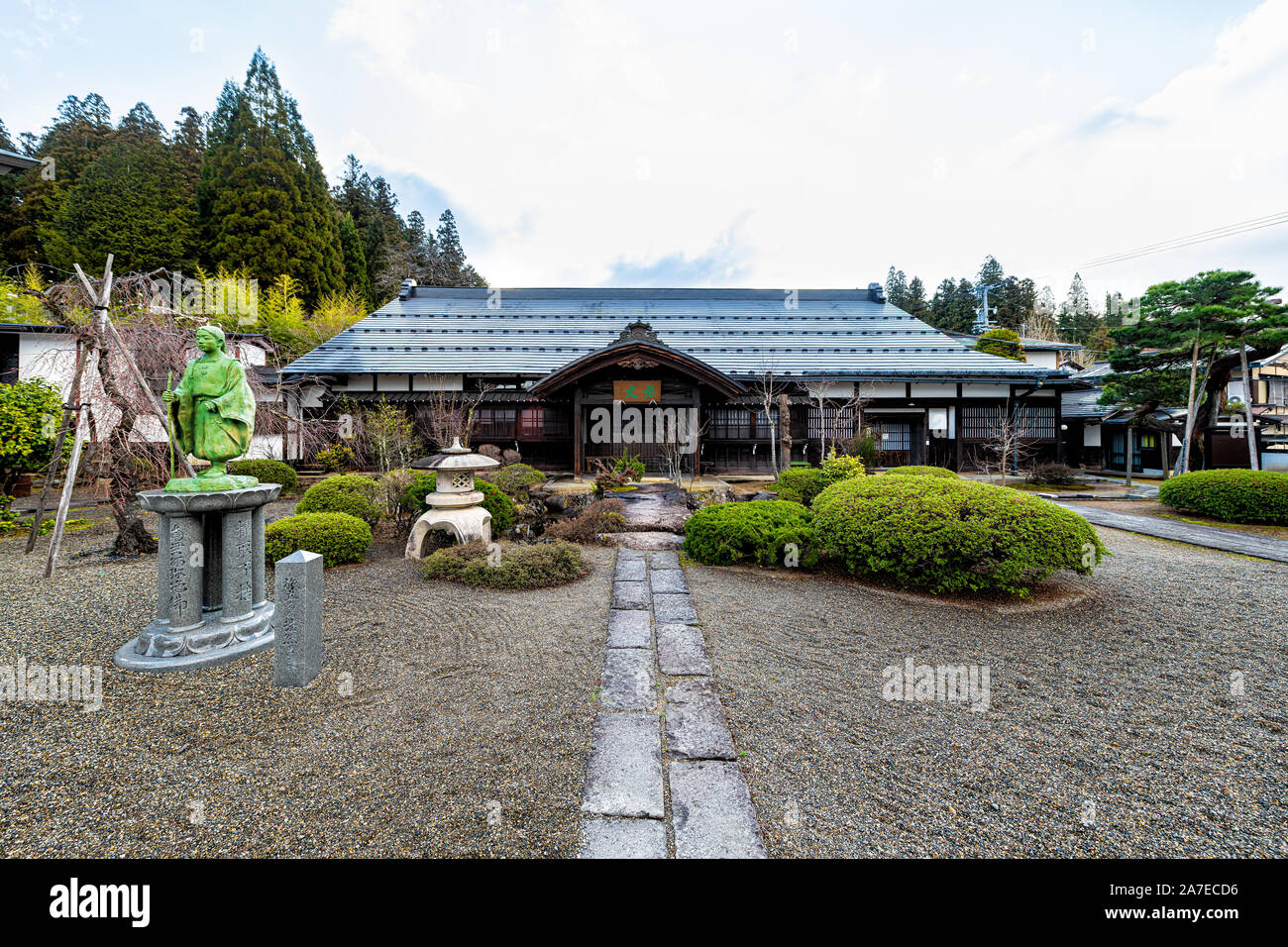 Takayama, Japan - 9. April 2019: Higashiyama Daiouji Tempel auf Walking Kurs in der historischen Stadt in der Präfektur Gifu mit Rock Garden und Stein Laterne Stockfoto