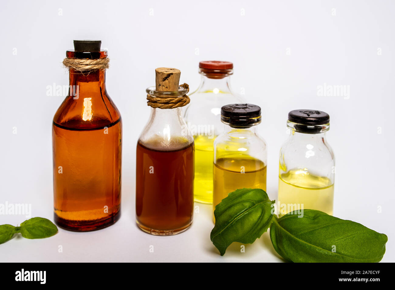 Apotheke, Aromatherapie und ätherische Öle auf weißem Hintergrund. Stockfoto