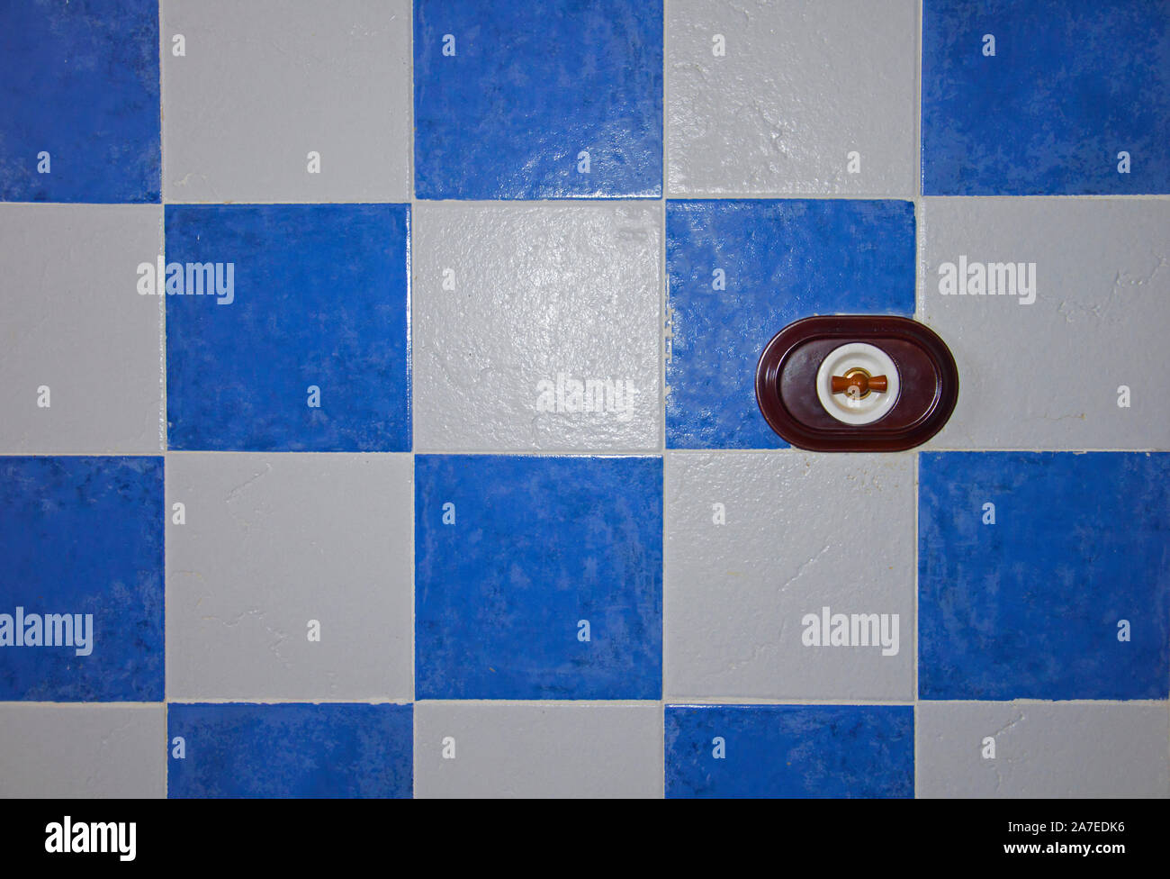 Braun Lichtschalter auf dem Blau und Weiß geflieste Küche Wand, Spanien Stockfoto