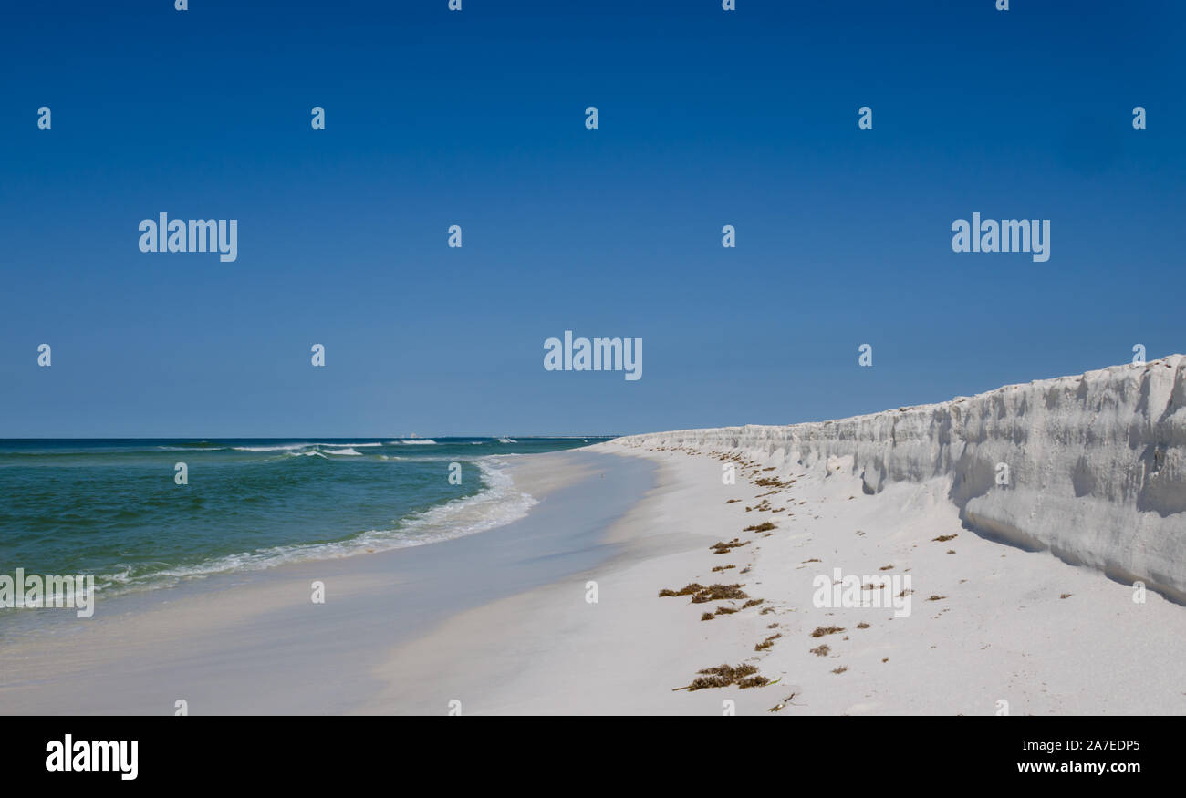 Tropische Gulf Coast Ocean Beach Einlass Landschaft Szene. Landschaftlich schöne touristische Reiseziel Lage. Entspannende Golf Küste Strände an der Küste. Stockfoto