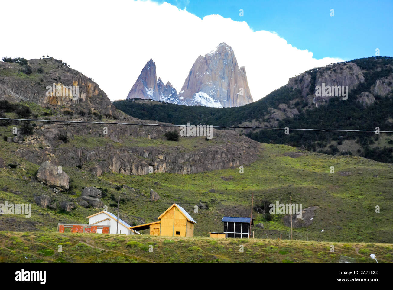 Blick auf den Mount Fitz Roy hinter den Häusern in Chalten, Argentinien Stockfoto