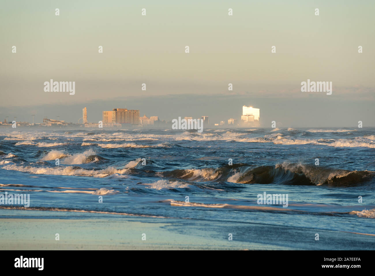 Die Atlantic City Skyline von Ocean Beach, New Jersey gesehen, mit der untergehenden Sonne reflektiert das Ocean Resort Casino in der Ferne. Stockfoto