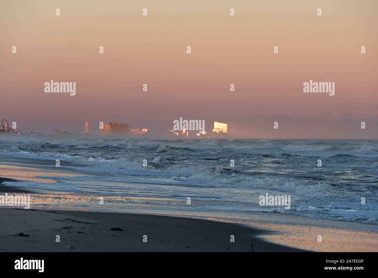 Die Atlantic City Skyline von Ocean Beach, New Jersey gesehen, mit der untergehenden Sonne reflektiert das Ocean Resort Casino in der Ferne. Stockfoto