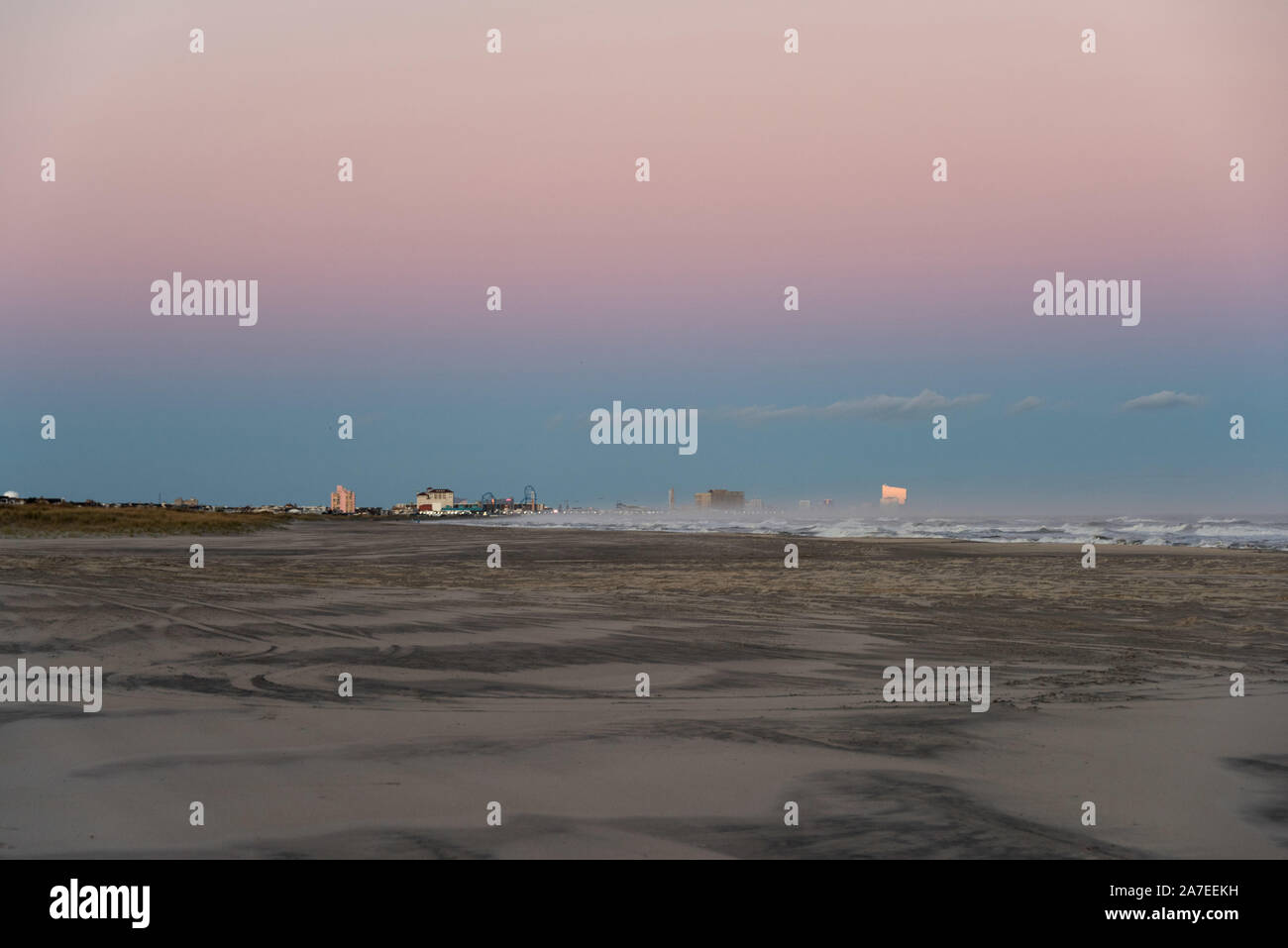 Die Atlantic City Skyline von Ocean Beach, New Jersey gesehen, mit der untergehenden Sonne reflektiert das Ocean Resort Casino in der Ferne. Stockfoto