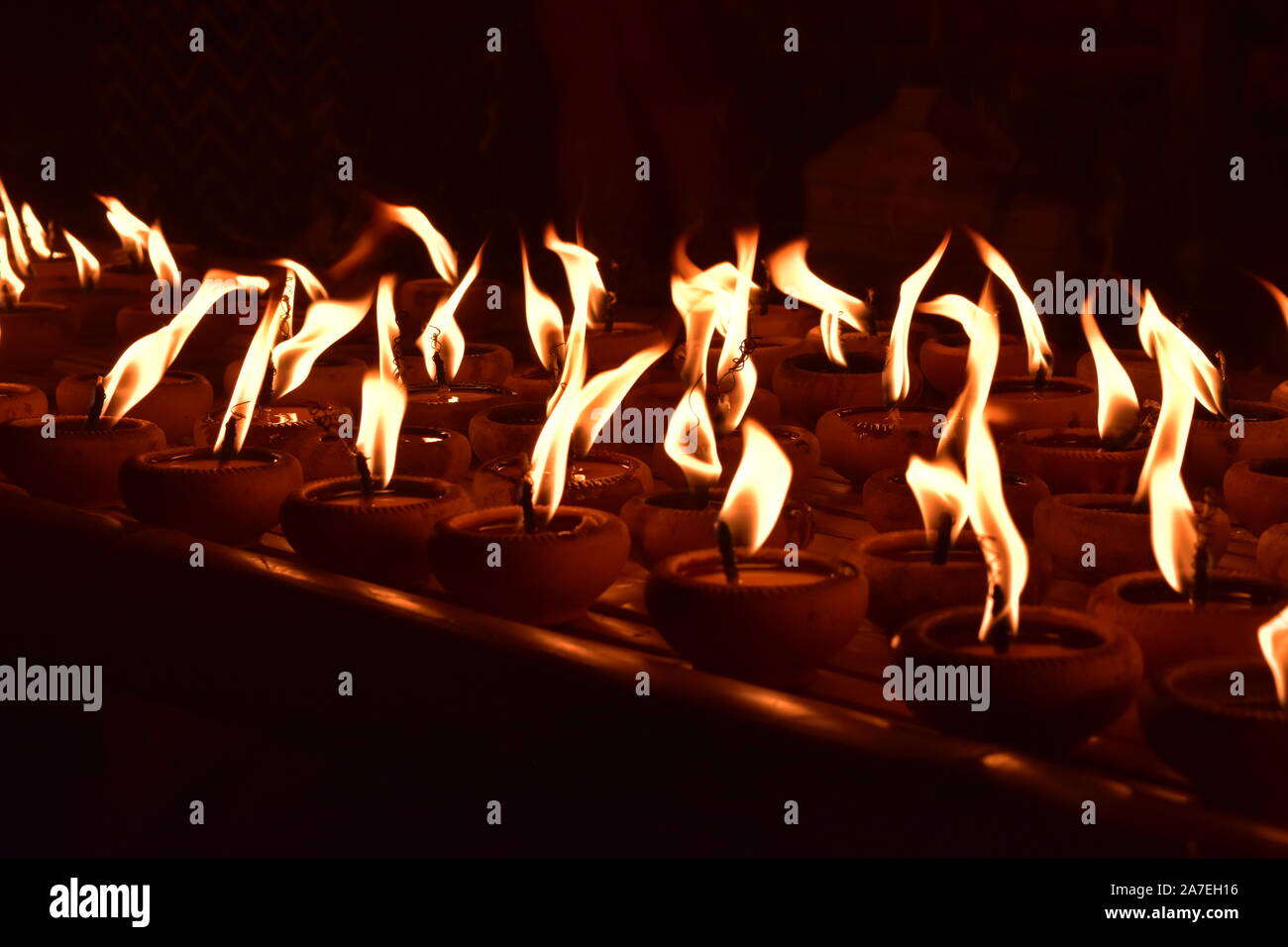 Brennende Kerzen für die Loy Krathong Festival Stockfoto