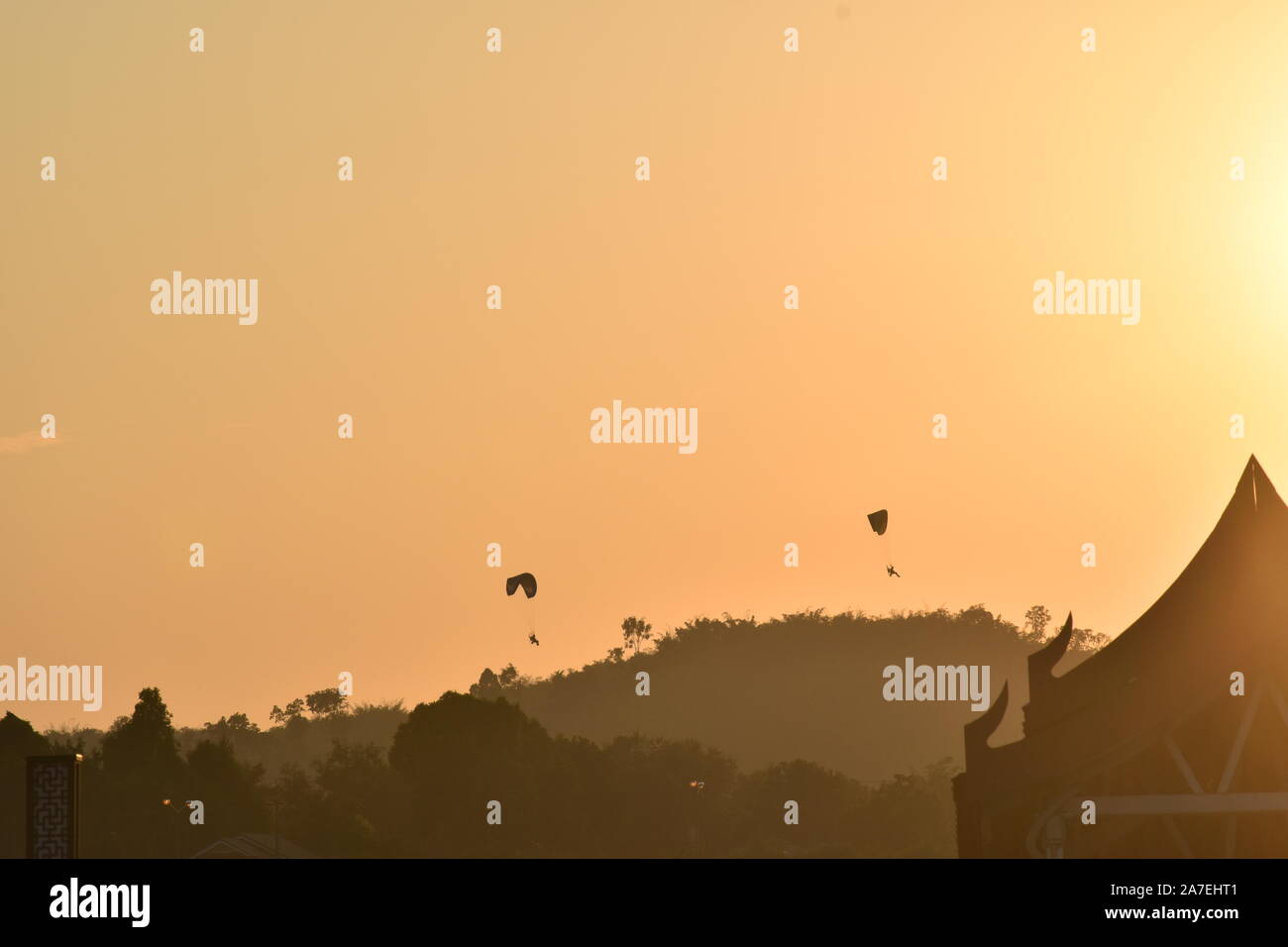 Parasailing bei Sonnenuntergang Stockfoto