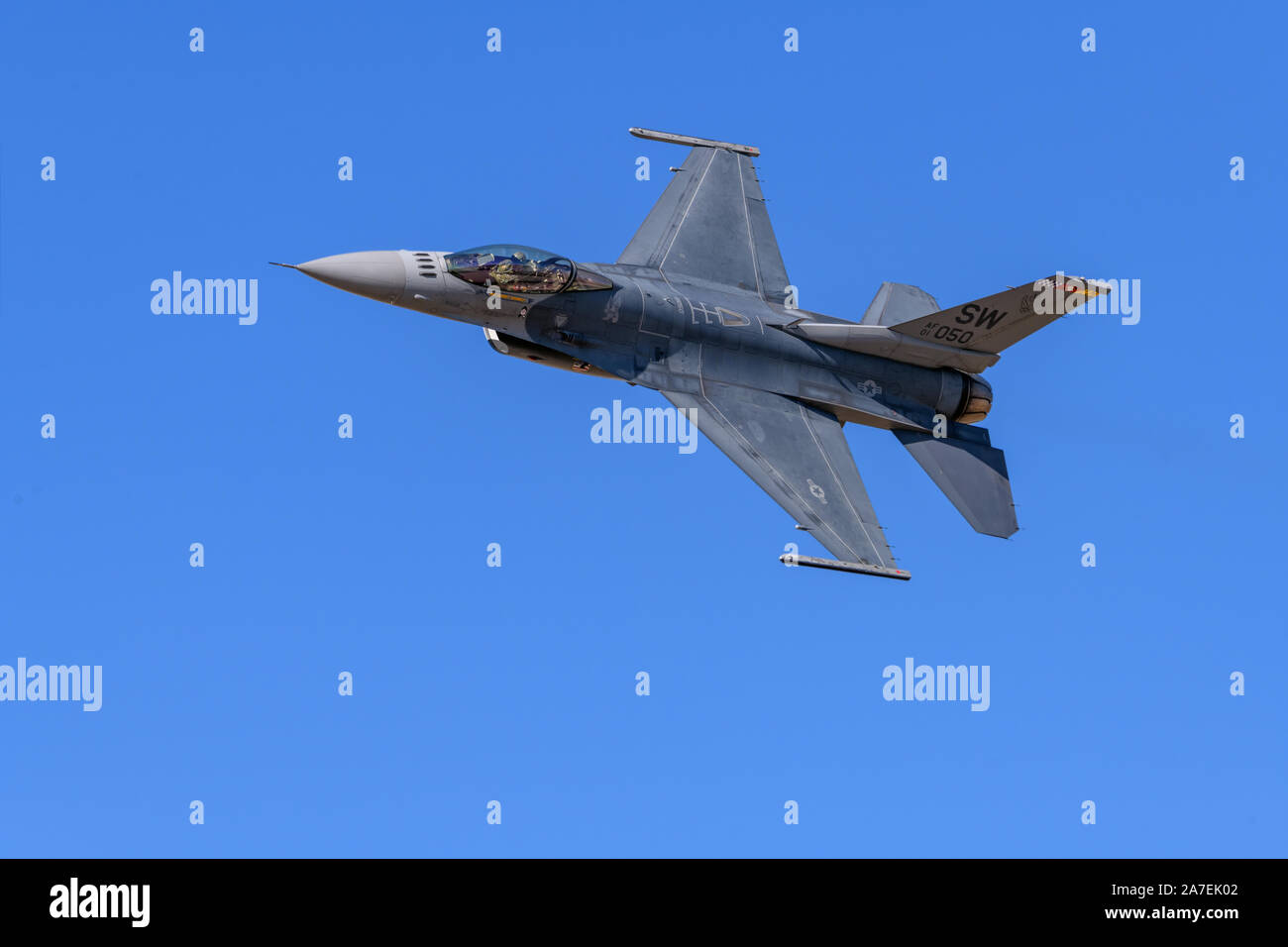 F-16 V Viper Fighter Jet fliegen mit dem klaren blauen Himmel im Hintergrund Stockfoto