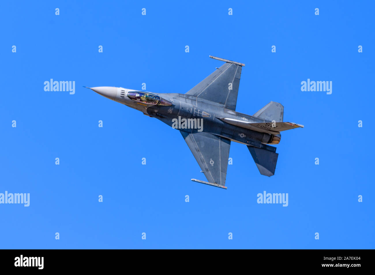 F-16 V Viper Fighter Jet fliegen mit dem klaren blauen Himmel im Hintergrund Stockfoto