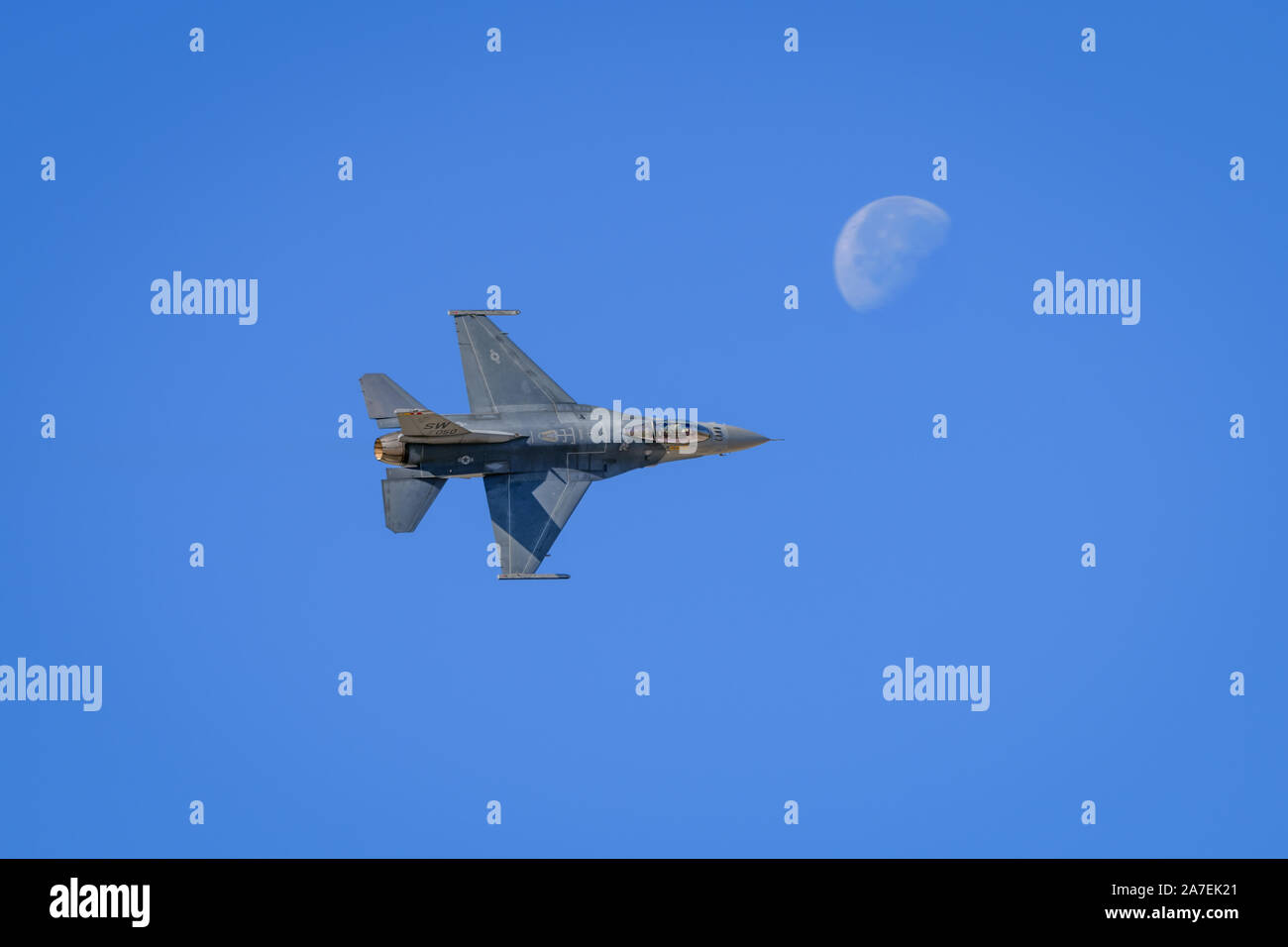 F-16 V Viper Fighter Jet fliegen mit dem klaren blauen Himmel und Mond im Hintergrund Stockfoto