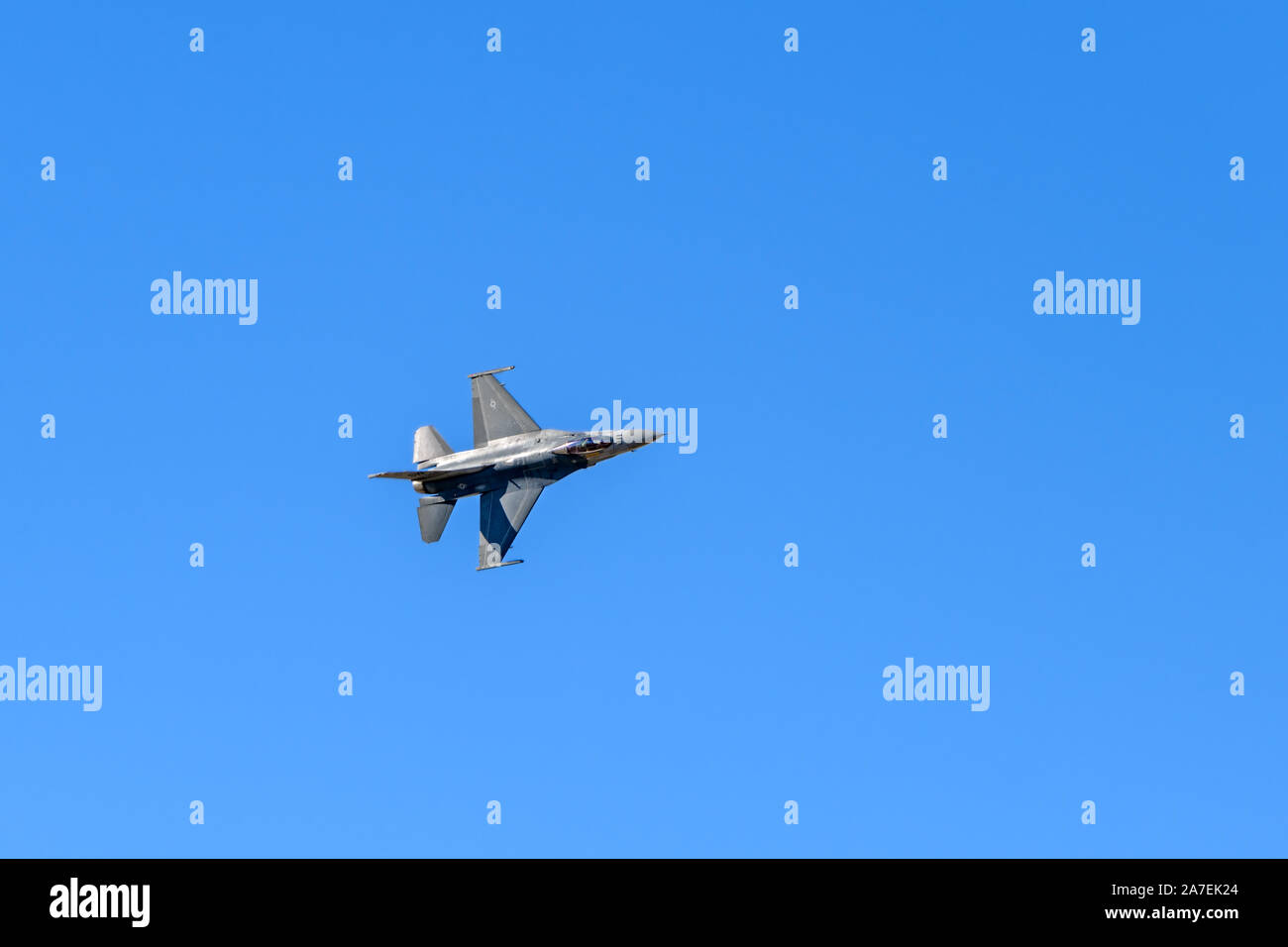 F-16 V Viper Fighter Jet fliegen mit dem klaren blauen Himmel im Hintergrund Stockfoto