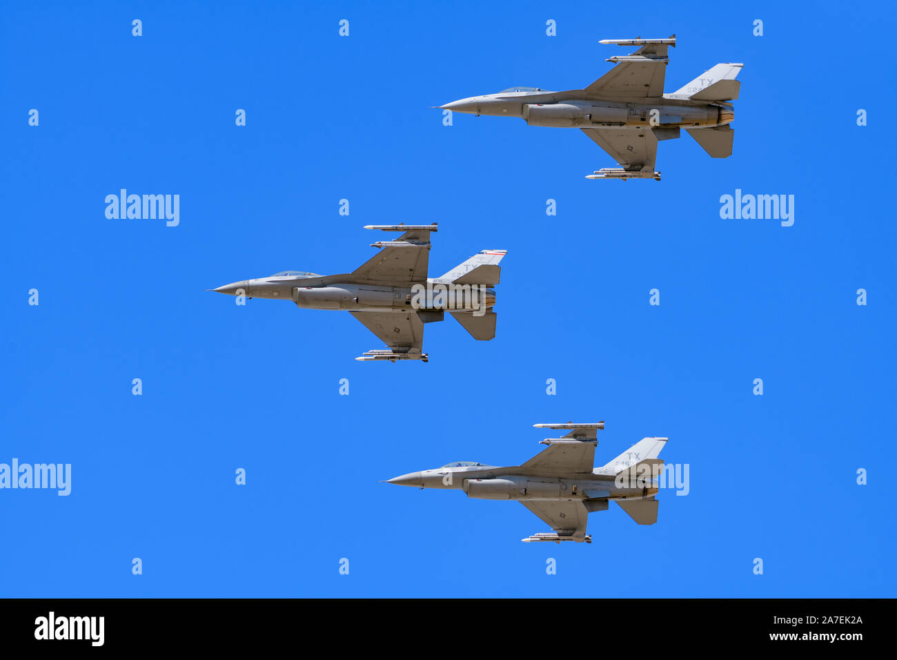 F-16 V Viper Kampfjets fliegen in Formation mit klaren, blauen Himmel Hintergrund Stockfoto