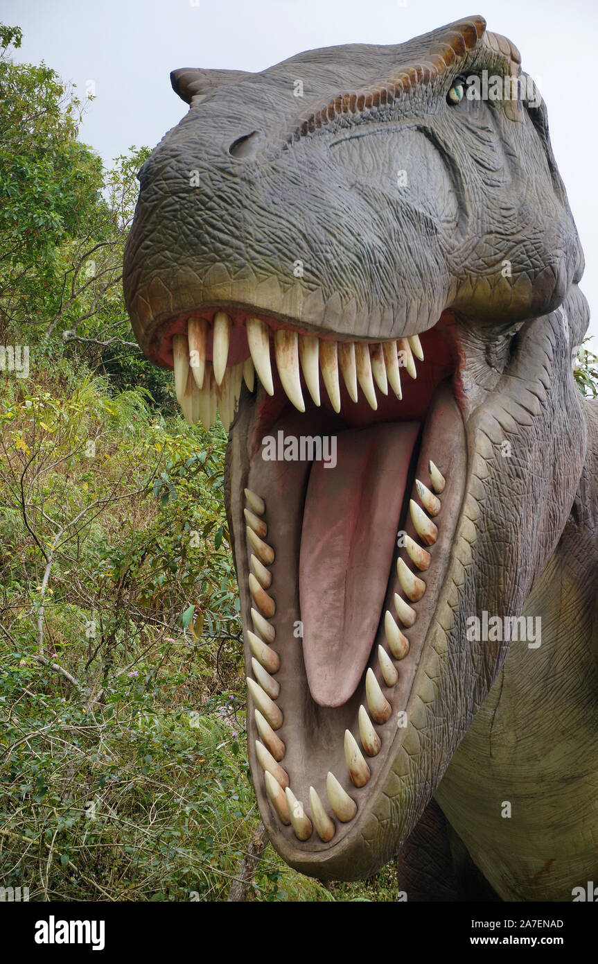 Nachbildung eines Dinosauriers in einem Park in Benguet, Philippinen, Südostasien. Foto aufgenommen am 25. Februar 2015. Stockfoto