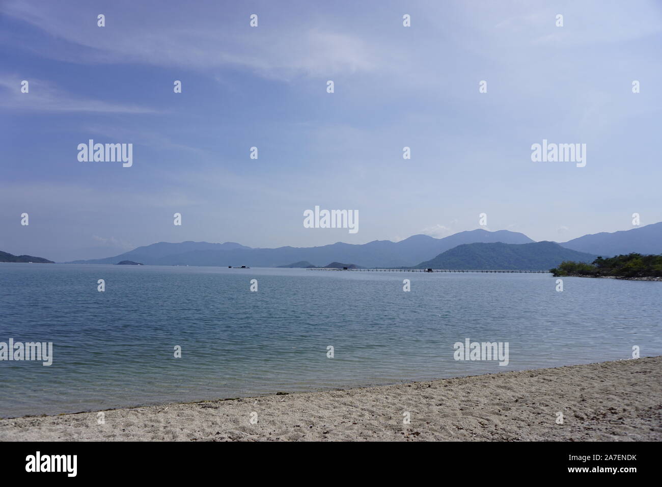 Schöne Küste in sonnigen Tagen Stockfoto