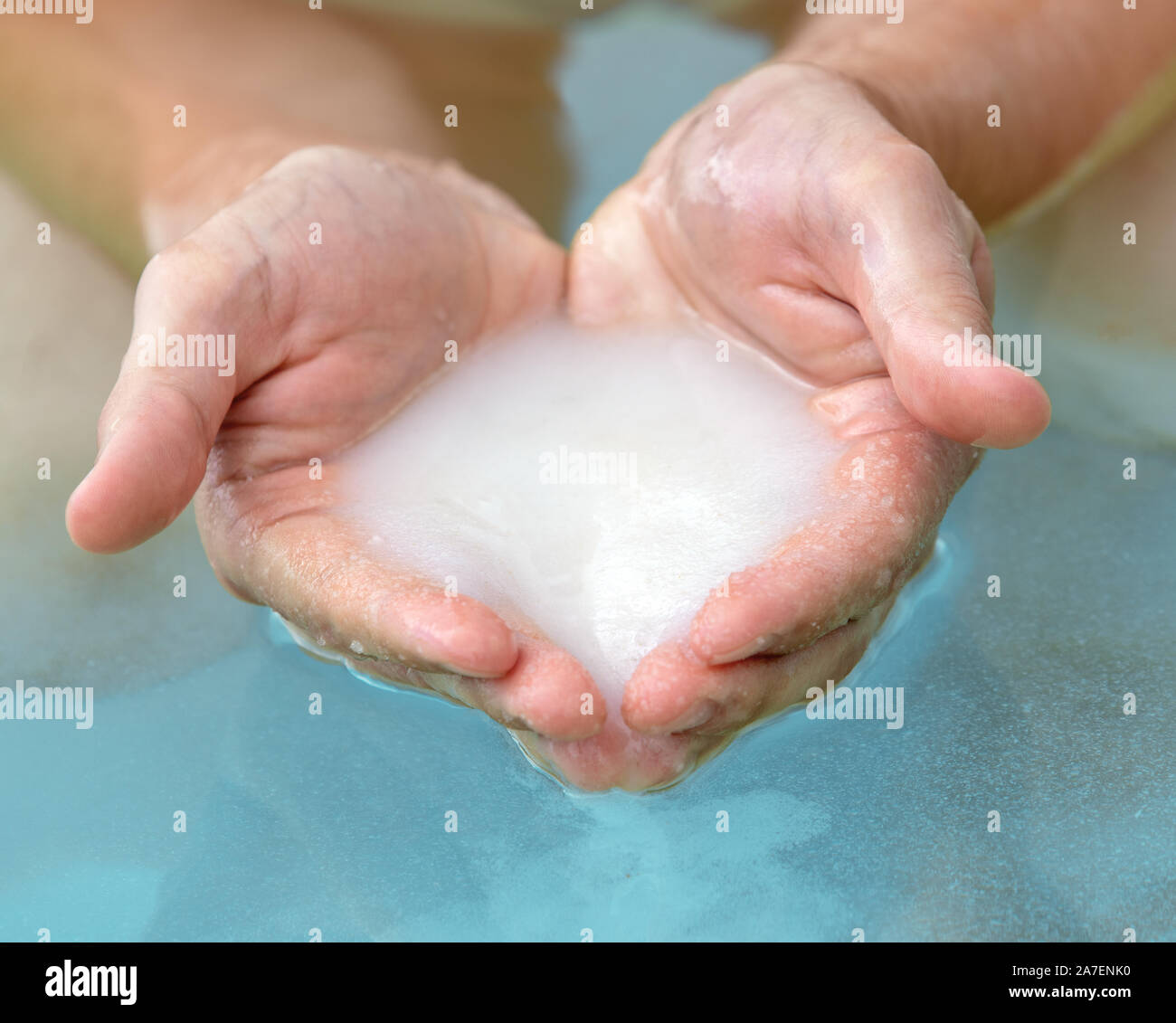 Salz aus dem Toten Meer in männlichen Händen Stockfoto
