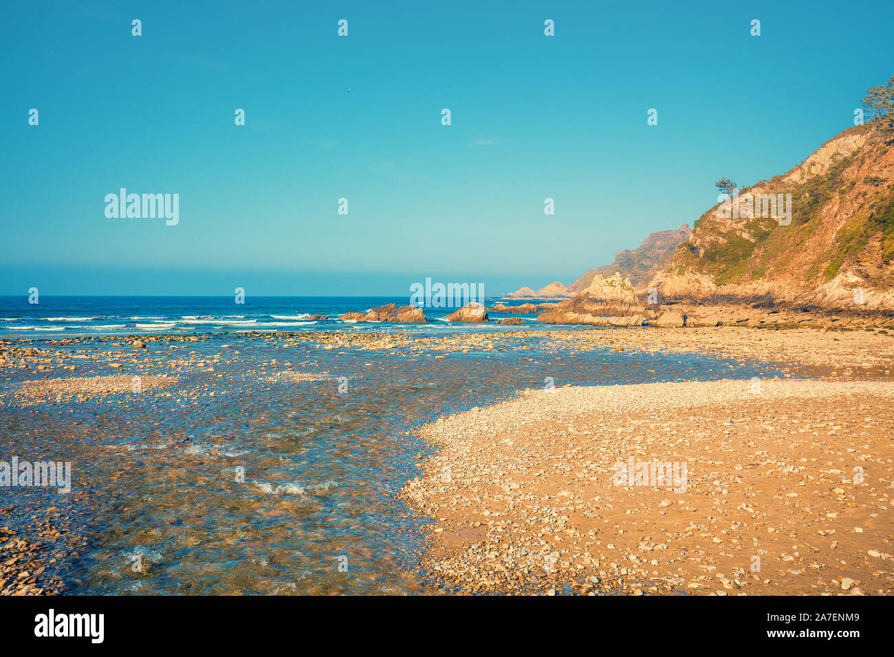 Arroyo Esqueiro Valsera Flusses (Rio) fließt in den Golf von Biskaya. Playa de San Pedro. San Pedro de la Ribera, Asturien, Spanien Stockfoto