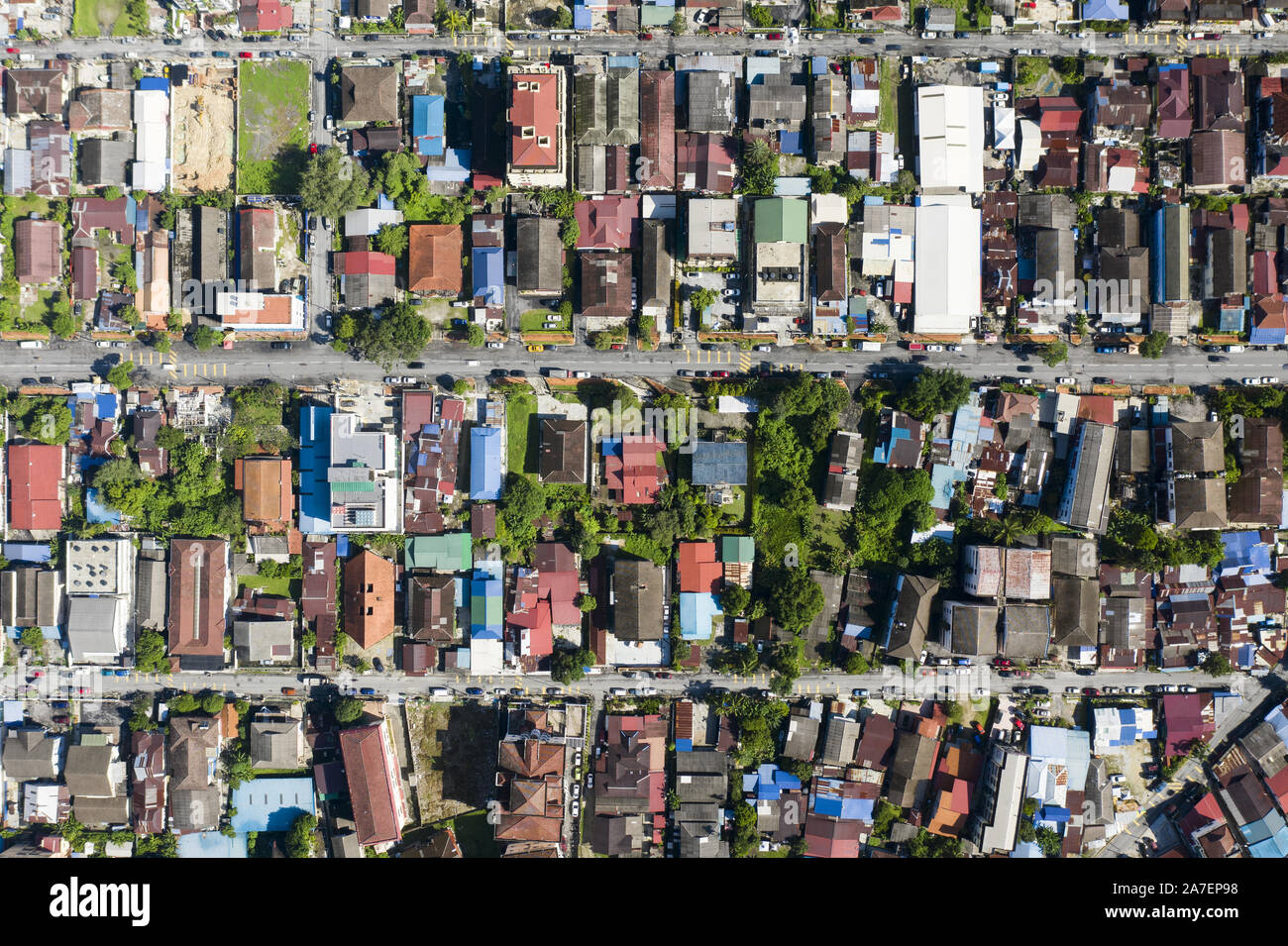 Ansicht von oben, beeindruckende Luftaufnahme von einem Wohngebiet in Kuala Lumpur, Malaysia. Stockfoto