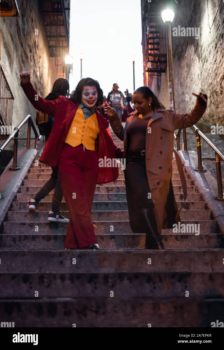 NEW YORK, USA, NOVEMBER 31,2019: Random Menschen Identität der Joker und Tanz an der Treppe in der Bronx, New York Stockfoto