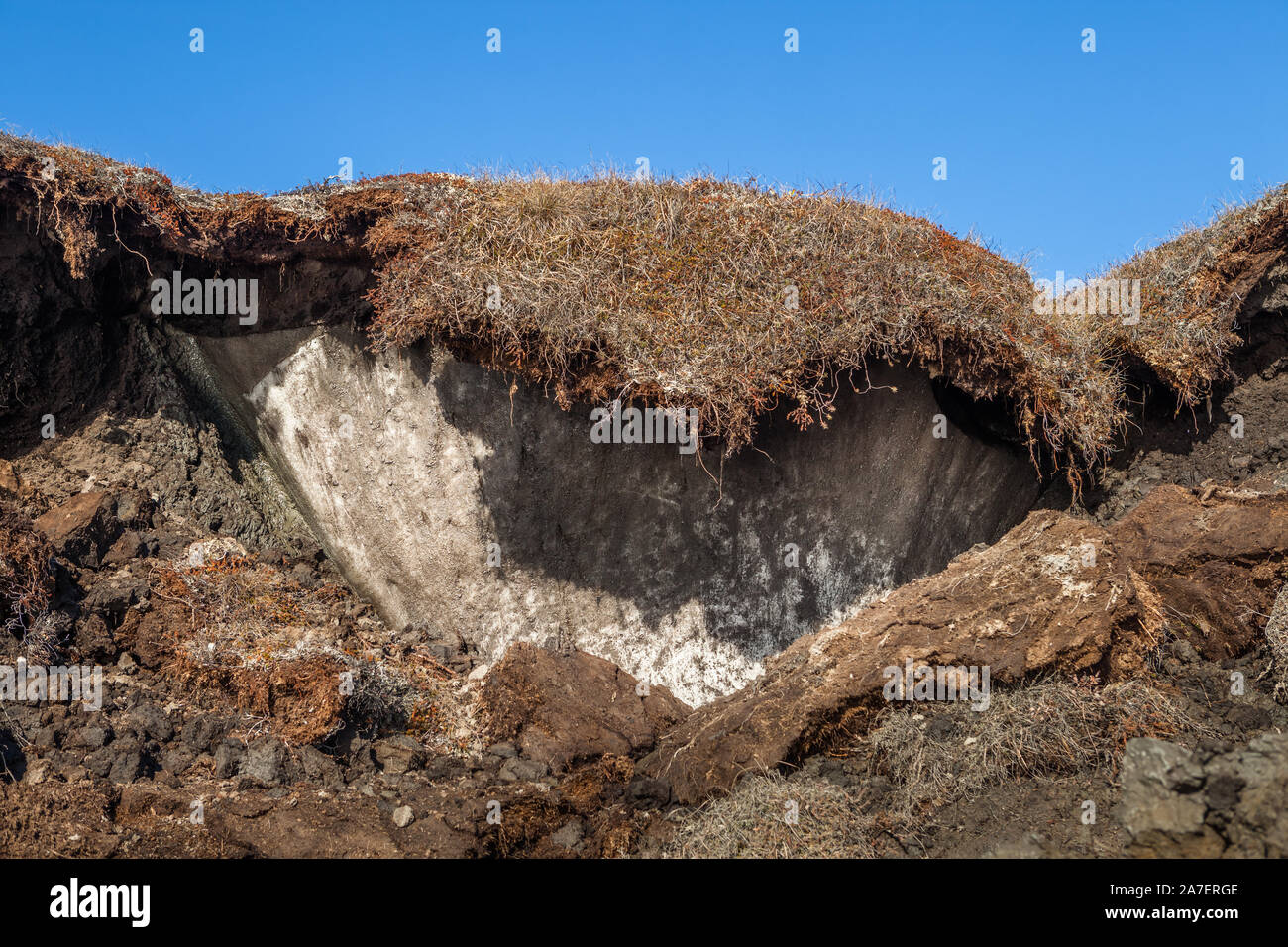 Freiliegende arctic Permafrost am Rande der Tundra Cliffside als es in Kotzebue Sound erodiert, in Alaska Arktis. Stockfoto