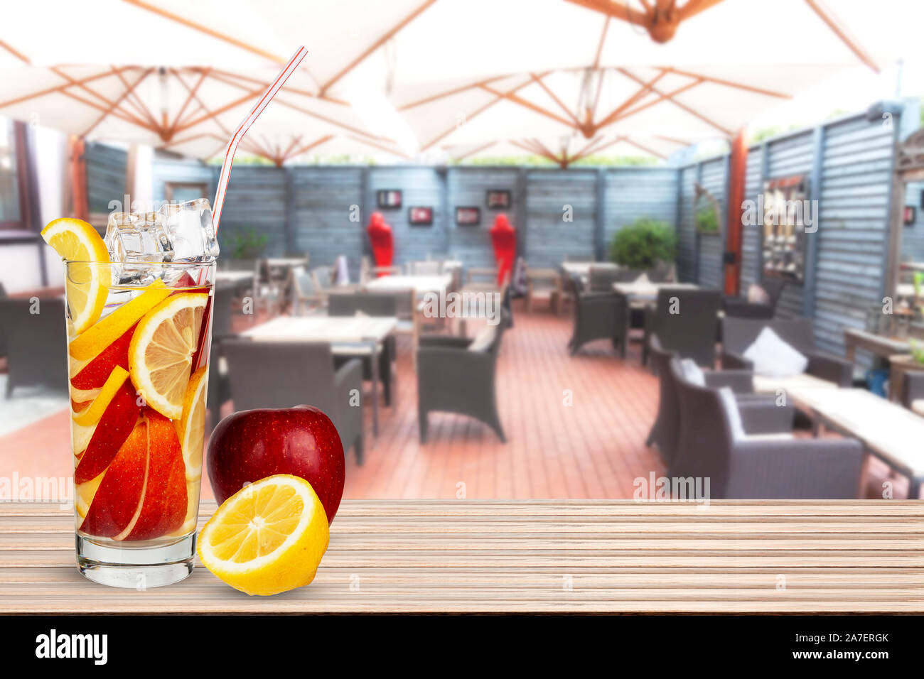 Ein Glas kühlen Getränk mit Zitrone und Apfel. Stockfoto