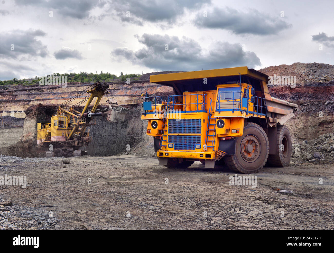 Großen Steinbruch Dump Truck. Laden der Felsen in die Mulde. Laden von Kohle in Body work Truck. Mining Truck Bergbaumaschinen, Kohle vom offenen zum Transport Stockfoto