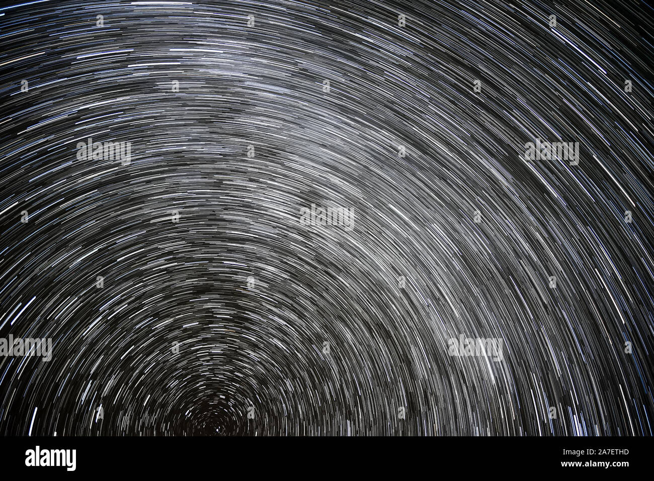 Abstrakten raum Hintergrund mit Spuren von Sternen, die sich um eine Polar Star, in Form von kreisförmigen Spuren vor dem Hintergrund der schwarzen Nachthimmel Stockfoto