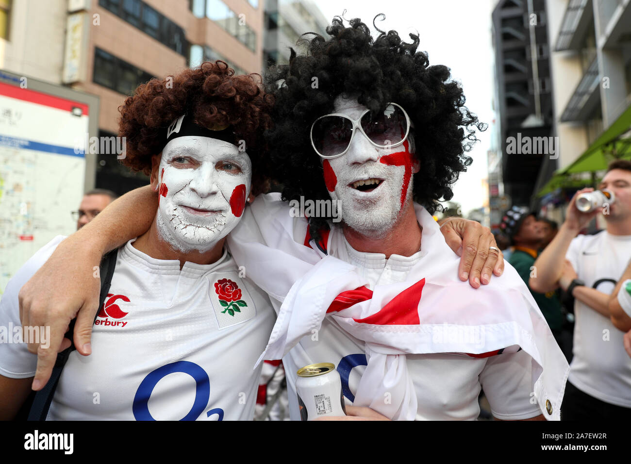 England Fans zeigen ihre Unterstützung im Vorfeld des 2019 Rugby World Cup Finale von Yokohama Stadion. Stockfoto