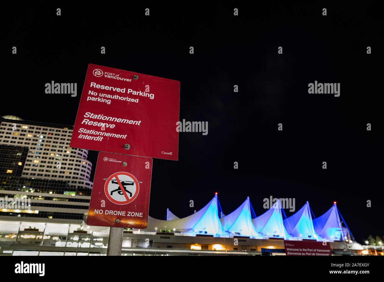 VANCOUVER, BC, KANADA - 06. SEPTEMBER 2019: Schild mit der Werbung für die Beschränkung von Drohnenflügen in der Gegend vor dem Five Sails Pan Pacific Hotel in Stockfoto