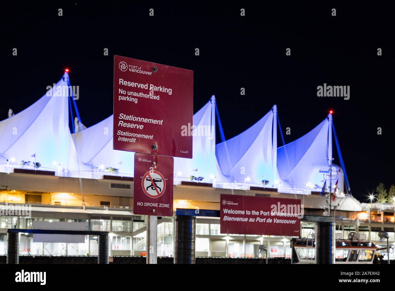 VANCOUVER, BC, KANADA - 06. SEPTEMBER 2019: Schild mit der Werbung für die Beschränkung von Drohnenflügen in der Gegend vor dem Five Sails Pan Pacific Hotel in Stockfoto