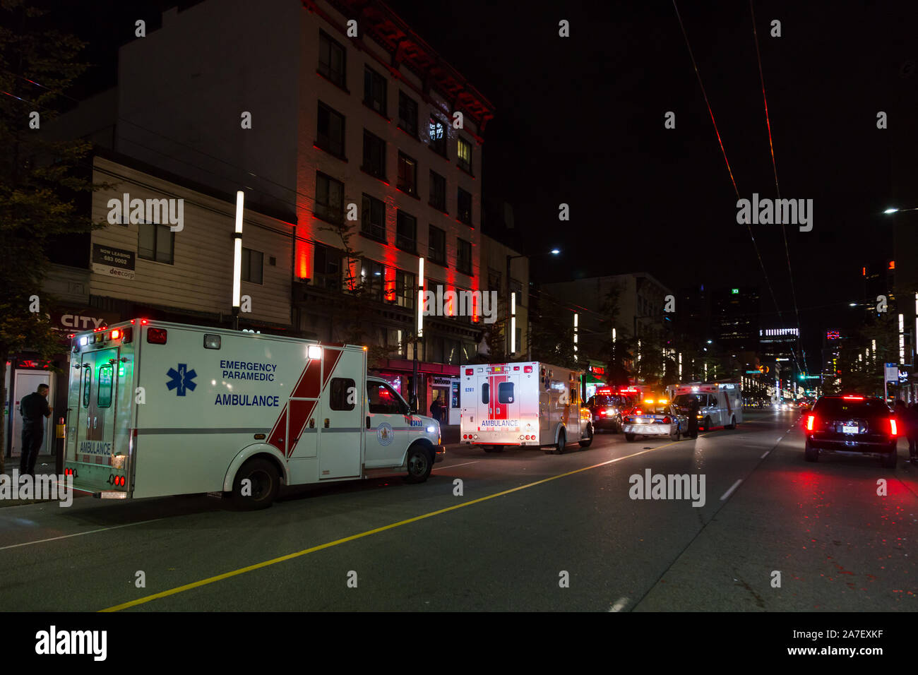 VANCOUVER, BC, KANADA - 17. Okt 2019: Eine geschäftige Nacht am Wochenende auf dem Granville Strip in der Innenstadt von Vancouver mit Notfallhelfern, die an einem Vorfall teilnahmen. Stockfoto