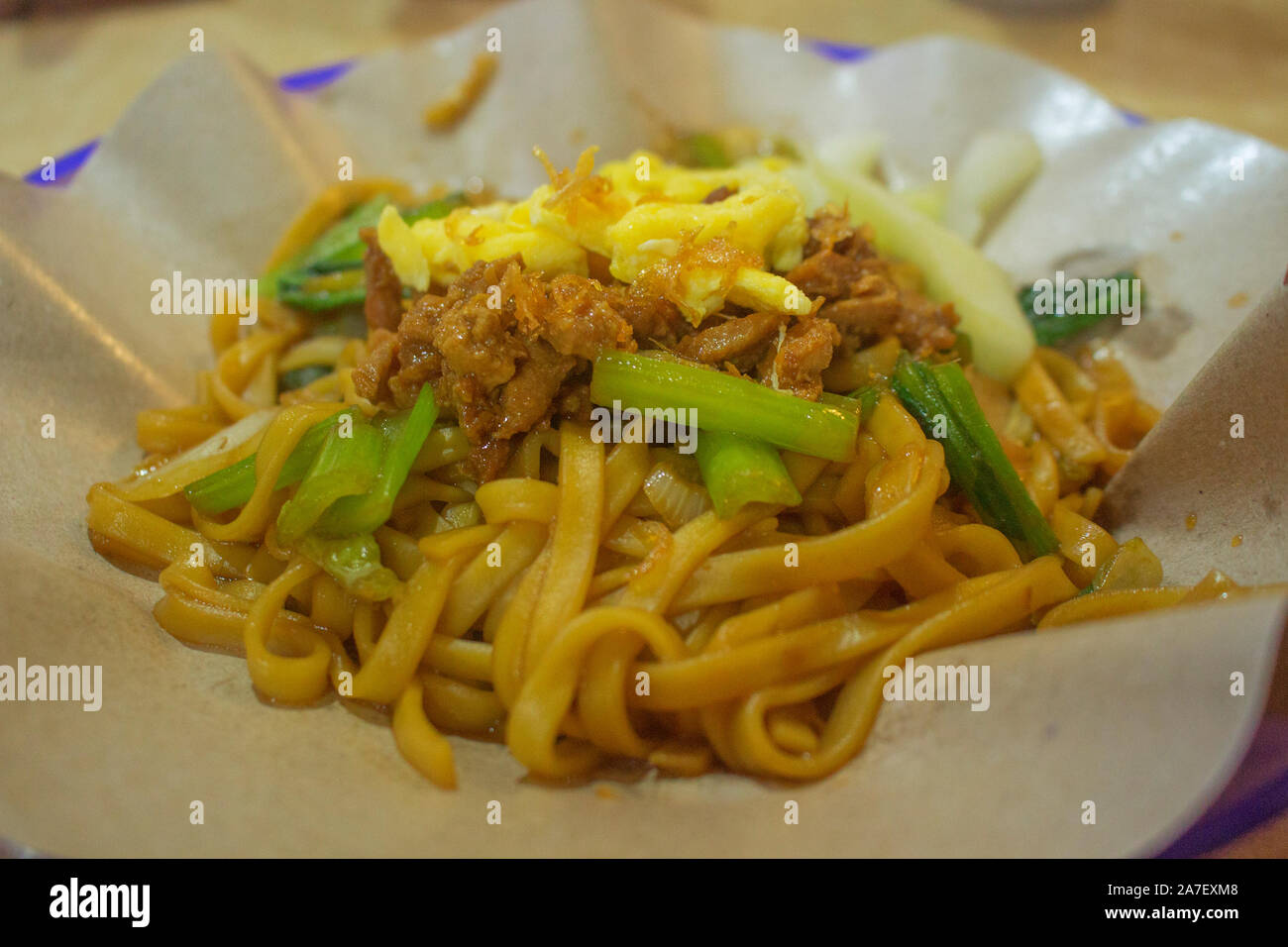 Nudelgerichte mit Gemüse mit Huhn dan Ei gekocht nachfüllen Stockfoto