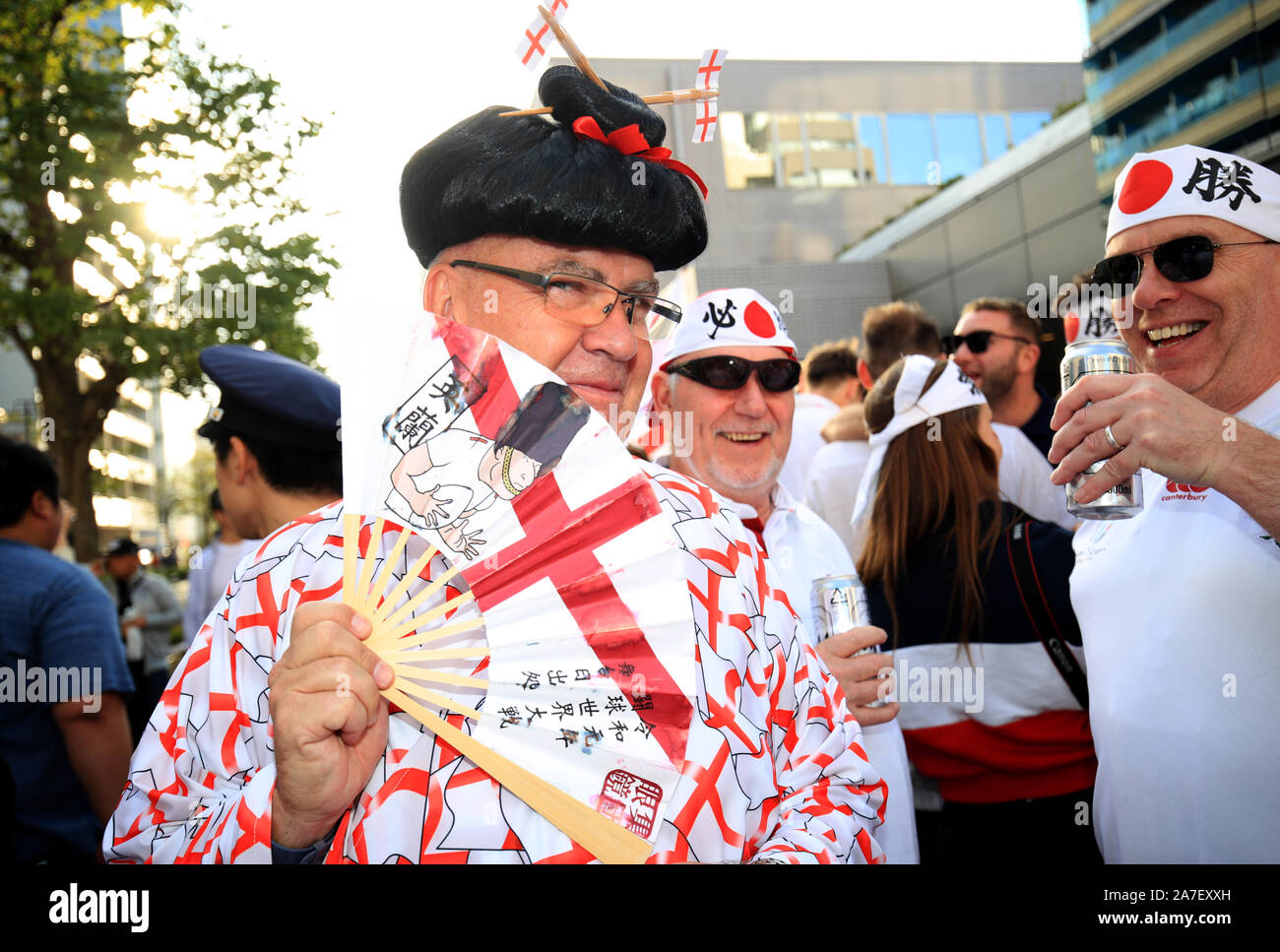 Ein England fan Zeigt seine Unterstützung vor der 2019 Rugby World Cup Finale von Yokohama Stadion. Stockfoto