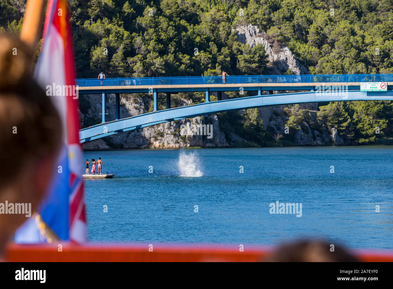 Skradin Jumping von der Brücke in den Fluss Krka Stockfoto