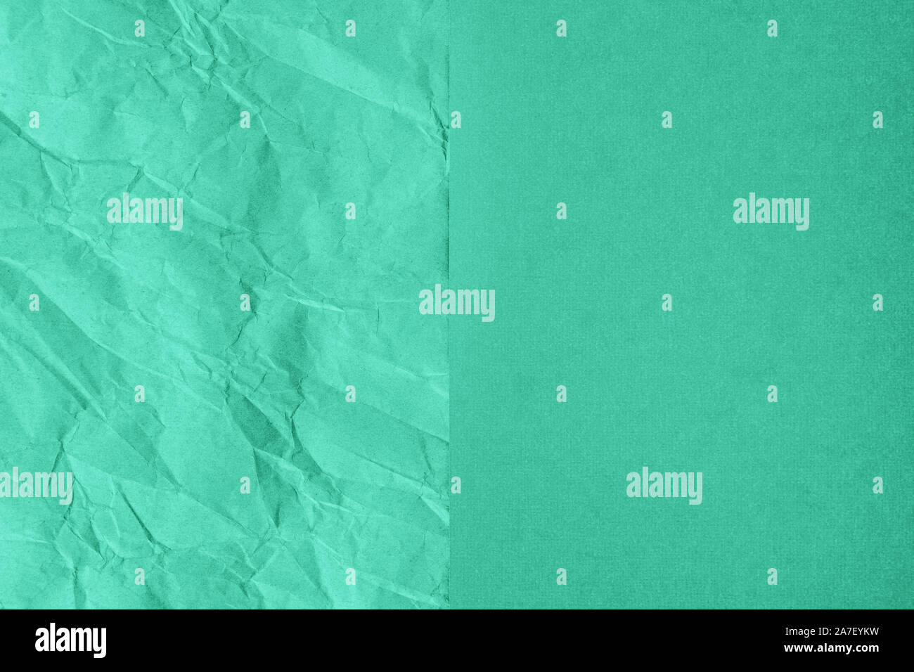 Zerknittert und Normalpapier Blätter in der Mitte der Partition erstellen Linie unterteilt. Trendigen Minze farbigen abstrakten Hintergrund Design. Flach, kopieren. Jahr Stockfoto