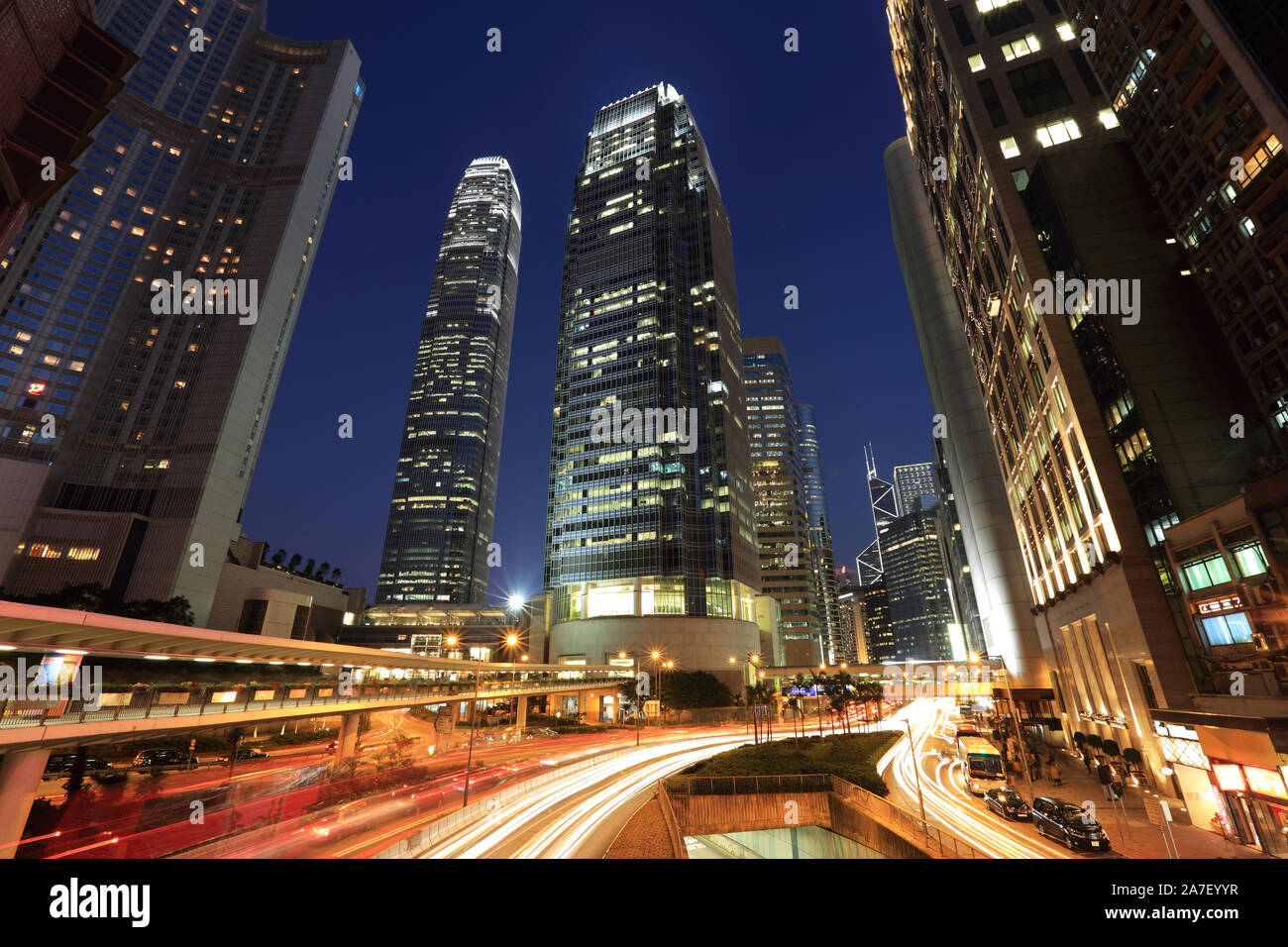 Moderne Hochhäuser schossen mit Sicht bei Nacht Stockfoto