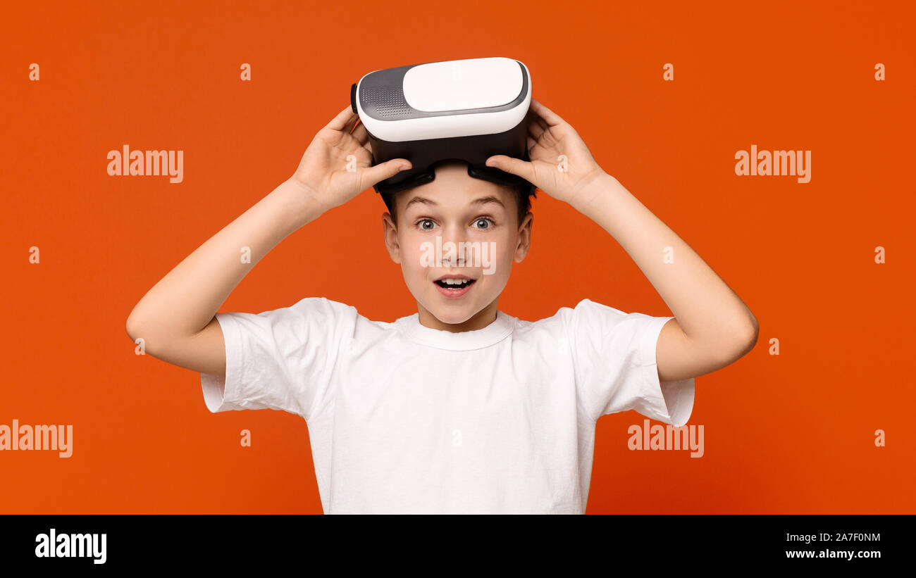 Portrait von cute teen Boy im VR-Headset Stockfoto