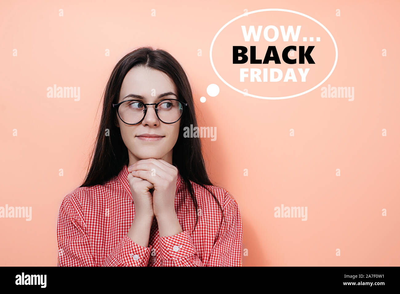 Online Shops und Zahlungen Rechnung. Schöne Freundin mit langen dunklen Haare, trägt eine Brille, hält die Hände unter dem Kinn trägt Hemd, sieht beiseite. Konzept Stockfoto