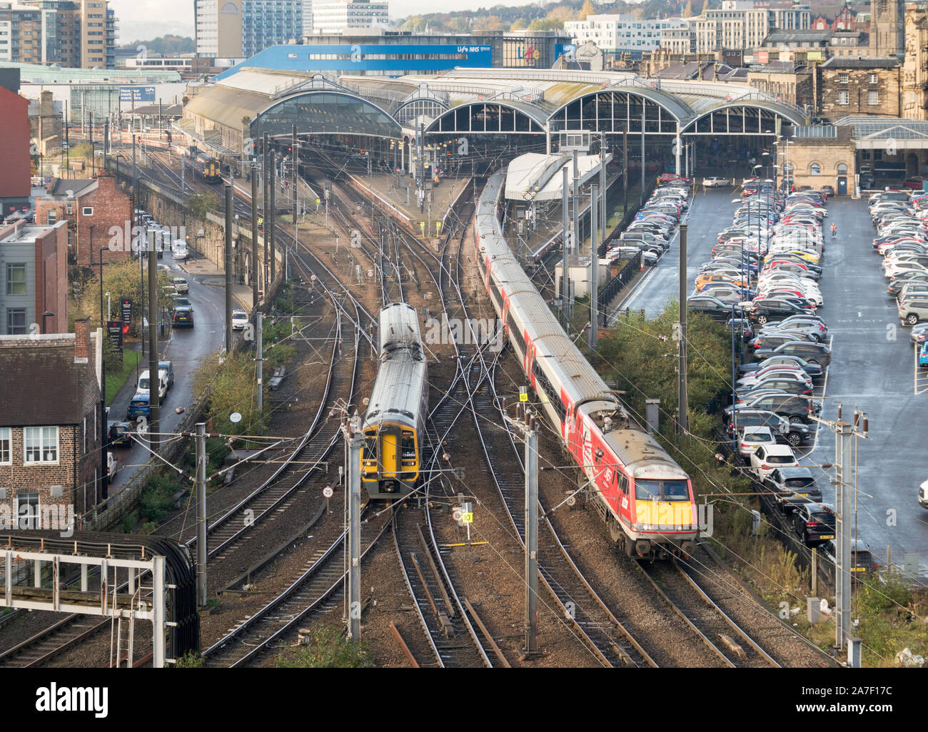 Nordinsel Schiene Sprinter und InterCity 225 LNER Züge durchqueren die komplexen Kreuzung am östlichen Ende von den Hauptbahnhof von Newcastle, England, Großbritannien Stockfoto