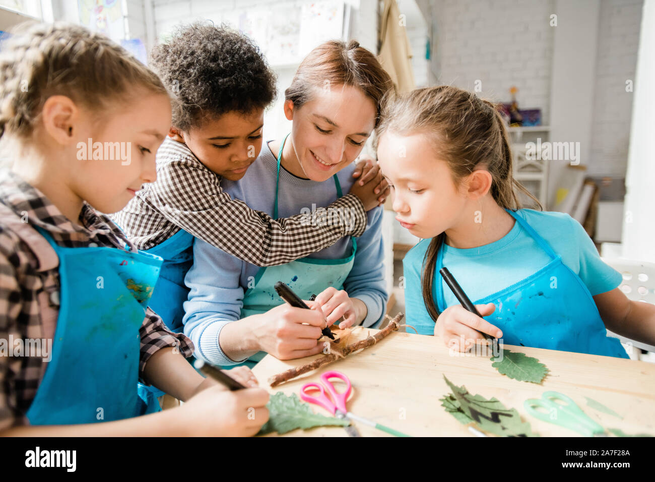 Herzlichen Schuljungen, die junge Frau Zeichnen oder Schreiben mit Textmarker Stockfoto