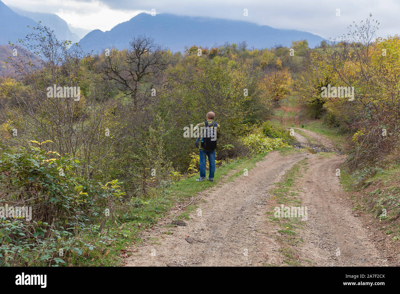 Guba, Aserbaidschan - Oktober 20, 2019: Touristen reisen entlang dem Bett eines Mountain River im Herbst Stockfoto