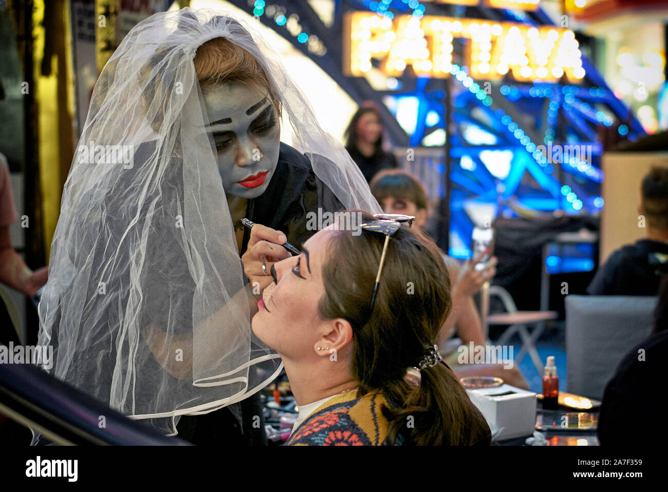 Halloween Make-up-Künstler. Frau erhält Gesicht Make-up in Vorbereitung auf das Halloween-Festival Stockfoto