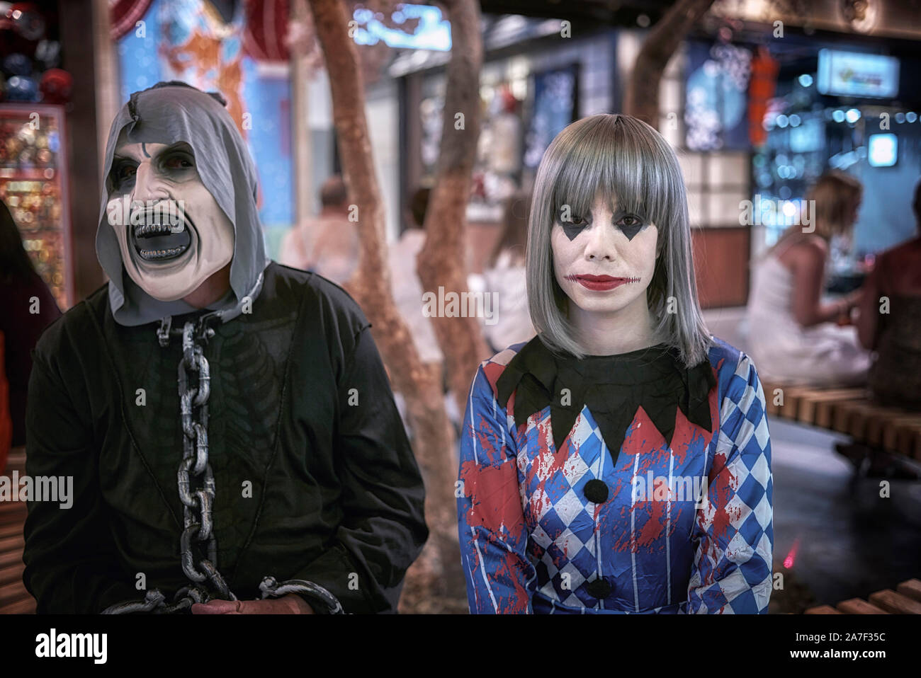 Halloween Make up und Kostüme von einem Erwachsenen Paar in der Feier des Festivals getragen. Stockfoto