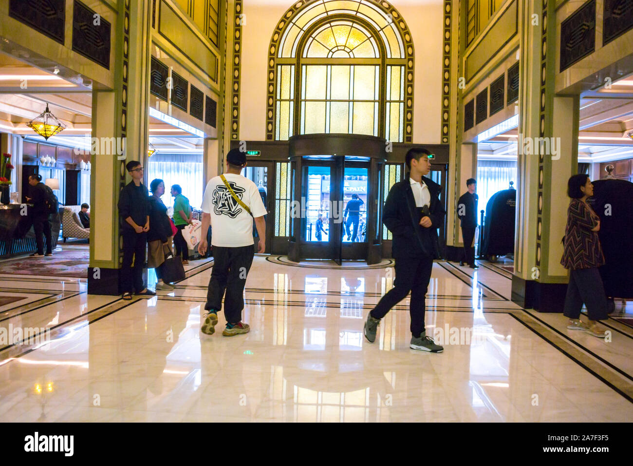 Shanghai, China, Menschen in der Vintage-Lobby, Fairmont Peace Hotel, Chinesisches Luxushotel, Eingang, Pudong, Hoteleinrichtung Stockfoto