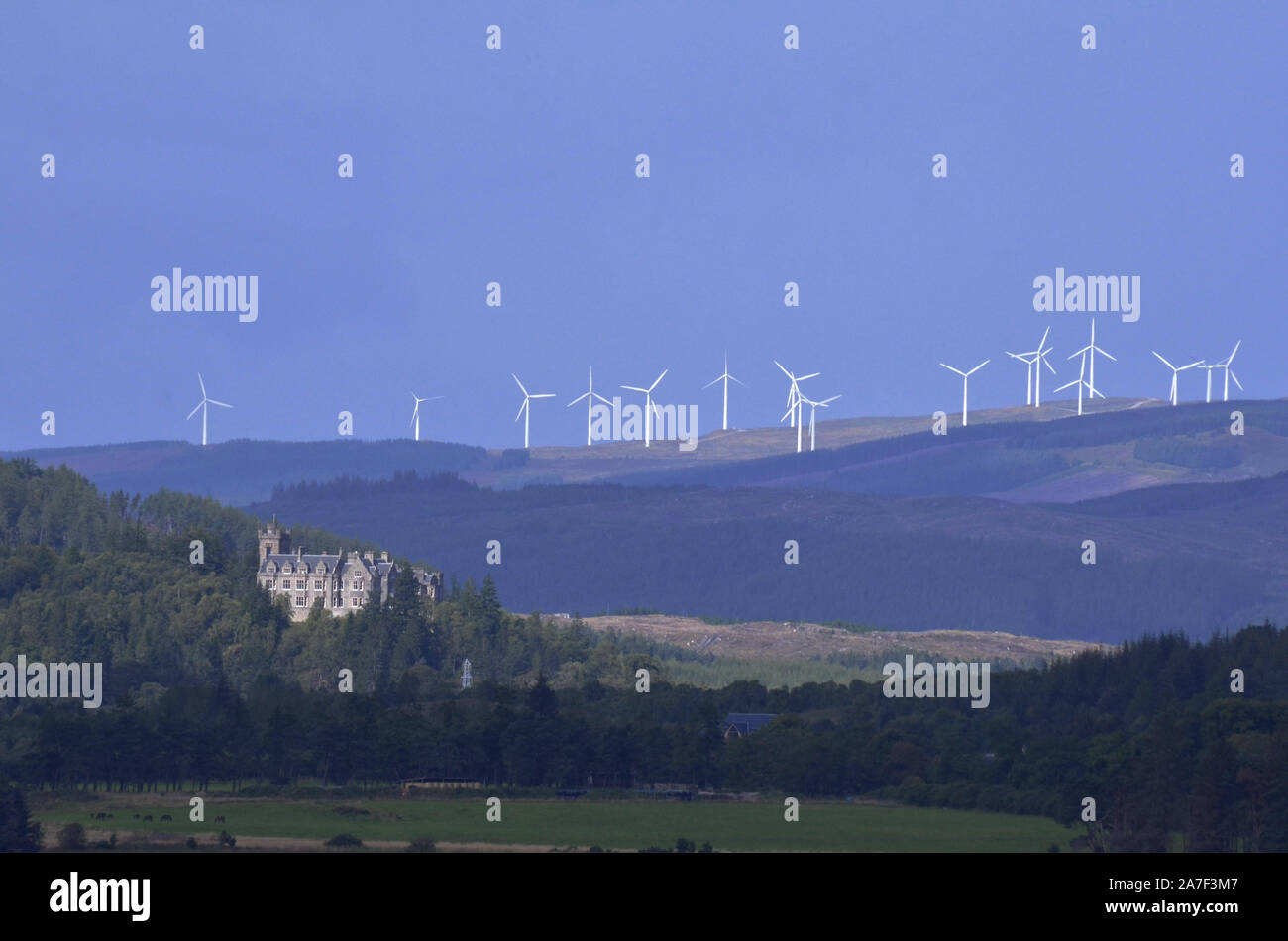 Carbisdale Castle mit Windmühlen im Hintergrund in der Nähe von Sutherland Invershin Schottland Großbritannien Stockfoto