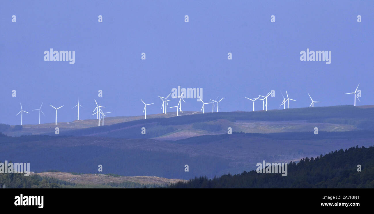 Windenergieanlagen in der Nähe von Invershin in den schottischen Highlands von Schottland Großbritannien Stockfoto