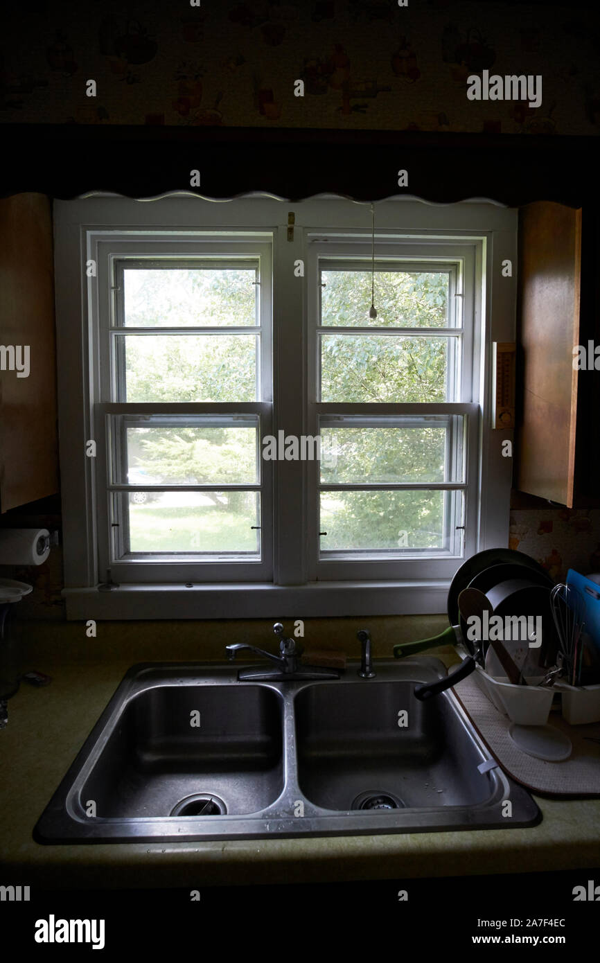 Spüle und Küche Fenster in einer der ursprünglichen Manhattan Projekt  duplex Häuser in Oak Ridge Tennessee USA gebaut Stockfotografie - Alamy