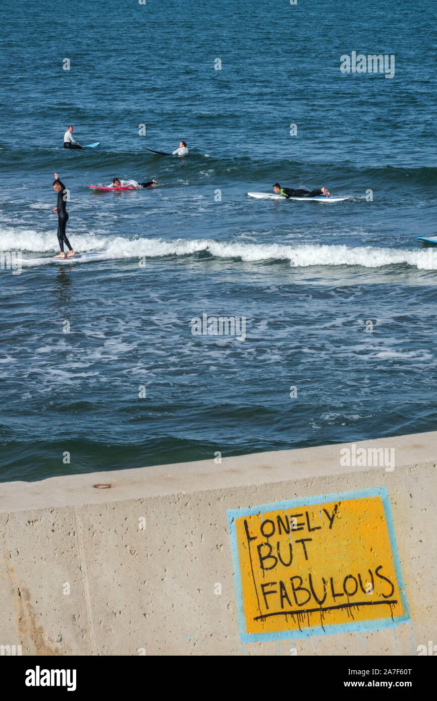 Einsames, aber fabelhaftes Schild, Leute Surfers Valencia Strand Spanien Meerblick Stockfoto